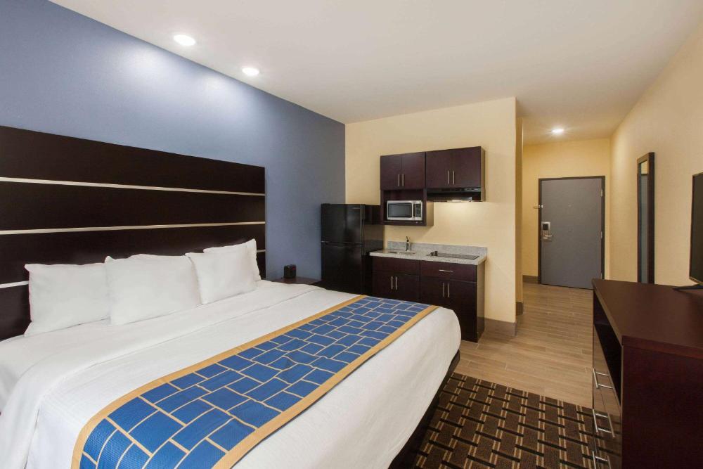 1 King Bed, Accessible, Kitchenette, Non-Smoking interior